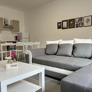https://villa-charbonnel-4-bruxelles-charleroi-airport.brusselshotelsbook.com